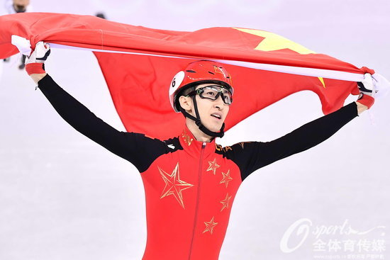 武大靖賽后披國旗慶祝勝利。